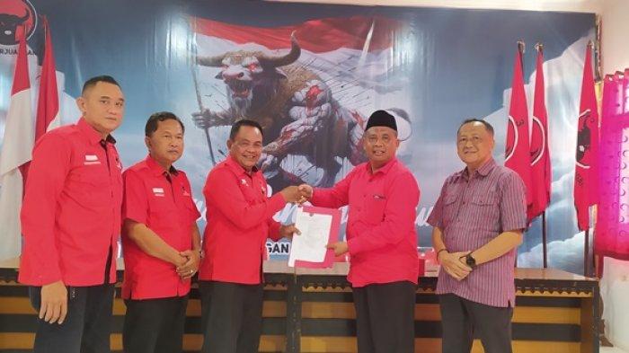 Sebelum Haris Sugiharta, Harda Kiswaya menyerahkan formulir pendaftaran kepada Ketua DPC PDIP Kabupaten Sleman, Koeswanto, Senin (29/4/2024).