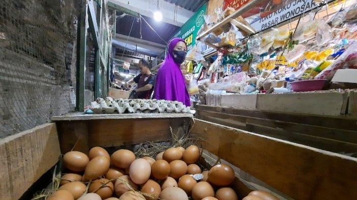 Peti kayu berisi telur ayam ras di Pasar Argosari Wonosari, Gunungkidul. Harga telur ayam di daerah ini terpantau turun setelah sempat melambung tinggi pekan lalu.