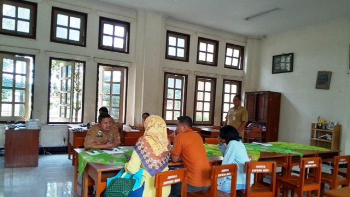 SPMB KLATEN: Sejumlah orang tua calon siswa sedang konsultasi terkait penerimaan siswa baru di Posko SPMB SMPN 2 Klaten, Senin (16/6/2025).