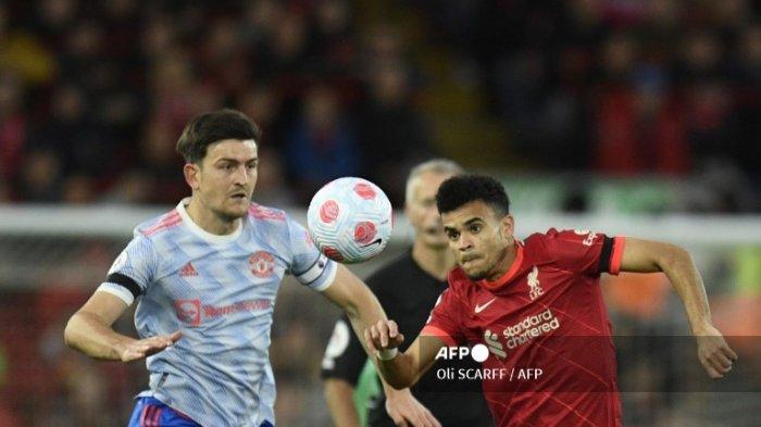 Harry Maguire vs Luis Diaz di Liga Inggris antara Liverpool vs Manchester United di Anfield di Liverpool, Inggris barat laut pada 19 April 2022.