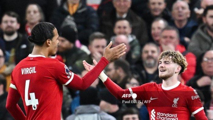 Harvey Elliott dan Virgil van Dijk di Liga Inggris antara Liverpool vs Luton Town di Anfield di Liverpool, barat laut Inggris pada 21 Februari, 2024.