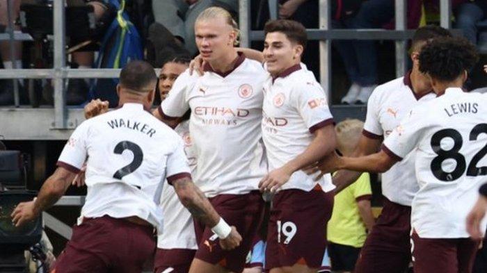 Bomber Manchester City, Erling Haaland, berselebrasi bersama rekan setimnya seusai mencetak gol dalam pekan pertama Premier League 2023-2024 yang mempertemukan Burnley vs Man City di Stadion Turf Moor pada 11 Agustus 2023.