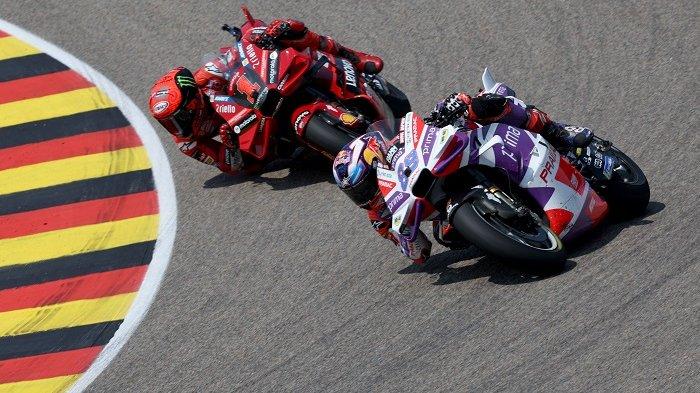 Ducati Spanish rider Jorge Martin (R) dan Ducati Italian rider Francesco Bagnaia bersaing hingga garis finis di MotoGP Jerman di Sirkuit Sachsenring