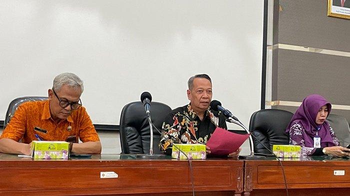 SOAL ASPD - BOCOR Kepala Dinas Pendidikan, Pemuda, dan Olahraga (Disdikpora) DIY, Suhirman (tengah), memberikan keterangan pers terkait dugaan kebocoran soal ASPD tingkat SMP di Kantor Disdikpora DIY, Jumat (9/5/2025).