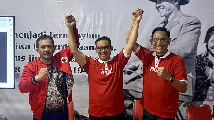 Ketua DPC PDIP Kota Yogya, Eko Suwanto, bersama Calon Wali Kota dan Wakil Wali Kota Hasto Wardoyo-Wawan Harmawan, selepas jumpa pers, Rabu (27/11/24).