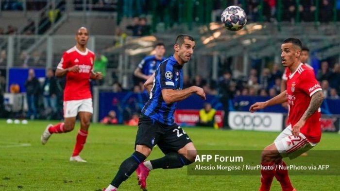 Henrikh Mkhitaryan saat Inter Milan vs Benfica di perempat final Liga Champions di San Siro pada 19 April 2023.