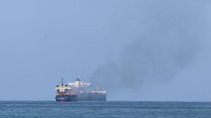 Penampakan kapal Israel 'MSC SARAH V' yang diserang Houthi Yaman di Laut Arab. Houthi menyerang kapal Israel itu menggunakan rudal balistik baru mereka.
