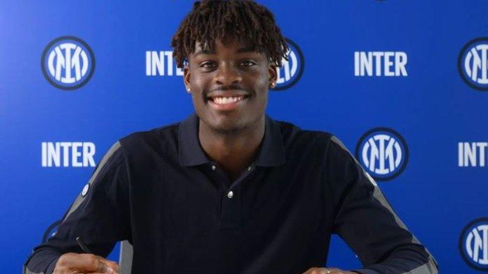 Inter Milan secara resmi membeli bek Yann-Aurel Bisseck dari Aarhus GF setelah setuju untuk membayar klausul rilis €7 juta.