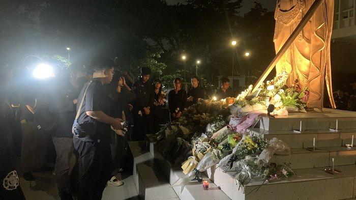 BERKABUNG: Mahasiswa FH UGM berkabung atas meninggalnya Argo Ericko Achfandi (19), korban kecelakaan maut. Mereka menaruh bunga dan menyampaikan doa di bawah patung dewi keadilan FH UGM, Senin (26/5/2025) malam