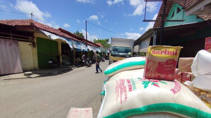Tumpukan karung beras di Pasar Sentolo, Kulon Progo, Kamis (22/02/2024). Masyarakat kini harus memutar otak agar kebutuhan beras tetap terpenuhi meski harga sedang mahal.