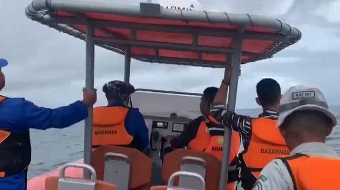PENCARIAN: Tim SAR gabungan melakukan pencarian terhadap sejumlah mahasiswa Universitas UGM yang tenggelam usai longboat yang mereka tumpangi tenggelam di laut Maluku Tenggara, Selasa (1/7/2025).