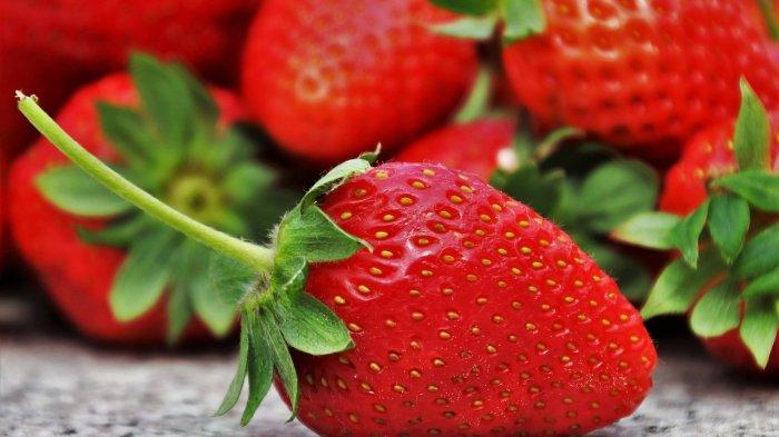 Konsumsi Strawberry bisa membantu untuk memutihkan gigi