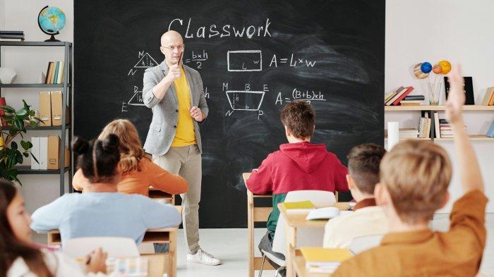 Ilustrasi foto belajar di sekolah, di ruang kelas, pendidikan, mengajar, guru, murid