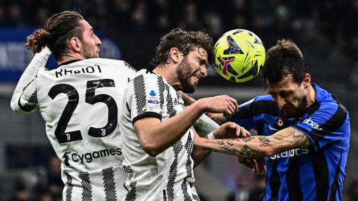 (Dari kiri) Gelandang Juventus drien Rabiot, gelandang Juventus Manuel Locatelli dan bek Inter Milan Francesco Acerbi berebut bola pada pertandingan sepak bola Serie A Italia antara Inter dan Juventus pada 20 Maret 2023 di Giuseppe-Meazza ( San Siro) stadion di Milan.