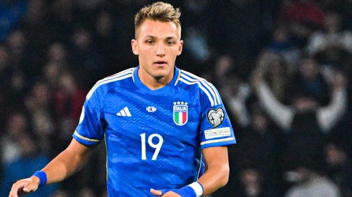 Mateo Retegui saat bermain pada pertandingan kualifikasi Grup C UEFA Euro 2024 antara Italia dan Inggris, pada 23 Maret 2023 di stadion Diego-Maradona di Naples.