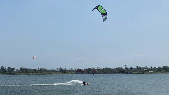 Sejumlah orang sedang unjuk tampil dalam pelaksanaan International Kitesurfing Exhibition 2023, di Laguna Pantai Depok-Parangtritis Bantul, Minggu (27/8/2023).