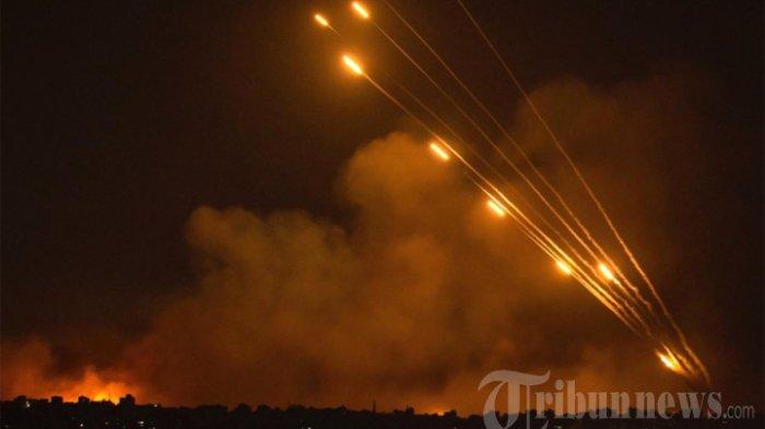 Pengawal Revolusi Iran Meluncurkan Drone Kamikaze dan Rudal Balistik, menunjukkan ledakan menerangi langit di Hebron dan Tel Aviv selama serangan Iran terhadap Israel. Minggu (14/4/2024). Pengawal Revolusi Iran mengkonfirmasi bahwa serangan pesawat tak berawak dan rudal sedang dilakukan terhadap Israel, sebagai pembalasan atas serangan pesawat tak berawak yang mematikan pada tanggal 1 April di konsulatnya di Damaskus.