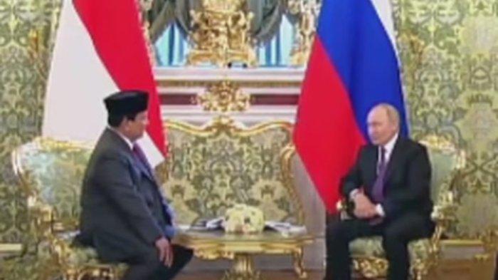 Menteri Pertahanan RI sekaligus Presiden Terpilih RI 2024-2029 Prabowo Subianto (kanan) bertemu Presiden Rusia Vladimir Putin di Moskow, Rusia, Rabu (31/7/2024)