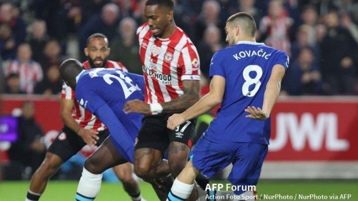 Ivan Toney vs Mateo Kovacic di Liga Inggris antara Brentford vs Chelsea di The Gtech Community Stadium, London pada 19 Oktober 2022