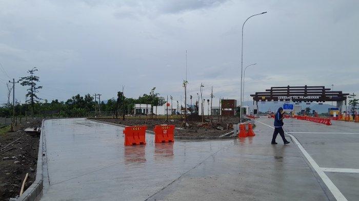 ISI SALDO: Jalur untuk pengendara mobil yang kehabisan saldo e-toll untuk menepi dan mengisi saldo, Rabu (26/2/2025)