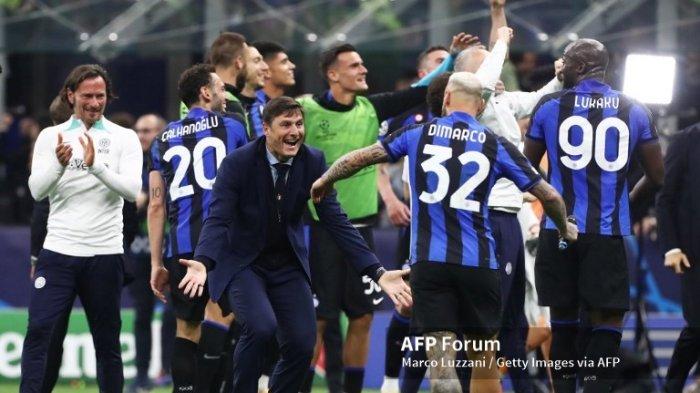 Javier Zanetti merayakan kemenangan di leg kedua semifinal Liga Champions Inter Milan vs AC Milan di Stadio Giuseppe Meazza pada 16 Mei 2023 di Milan, Italia.