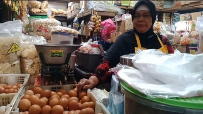 Seorang pedagang telur ayam ras di Pasar Beringharjo, Kota Yogyakarta.
