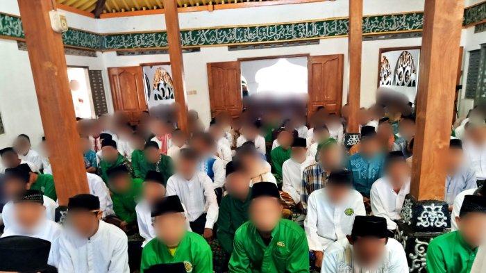 Jemaah Masjid Aolia atau Jemaah Aolia di Masjid Aolia, Desa Giriharjo, Kapanewon Panggang, Kabupaten Gunungkidul, DIY.