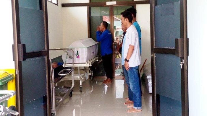 KORBAN TERAKHIR - Jenazah korban terakhir tragedi Pantai Drini Gunungkidul saat disalatkan di kamar jenazah RSUD Saptosari, Rabu (29/1/2025).