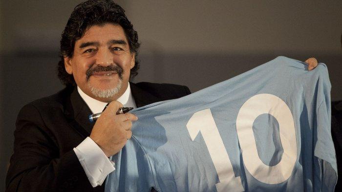 Legenda sepak bola Argentina Diego Maradona dengan jersey nomor 10 SSC Napoli saat konferensi pers pada 26 Februari 2013 di Naples.