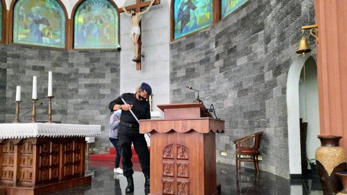Personel Tim Jibom Gegana Brimob Polda DIY menyisir Gereja Santo Petrus Kanisius Wonosari, Gunungkidul pada Kamis (23/12/2021).