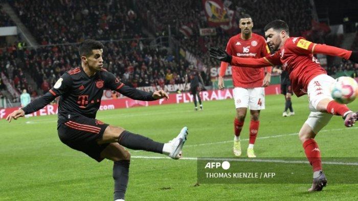 Joao Cancelo vs Aaron Martin di babak 16 besar Piala Jerman (DFB Pokal) antara Mainz vs Bayern Munchen di Mainz, barat daya Jerman pada 1 Februari, 2023.