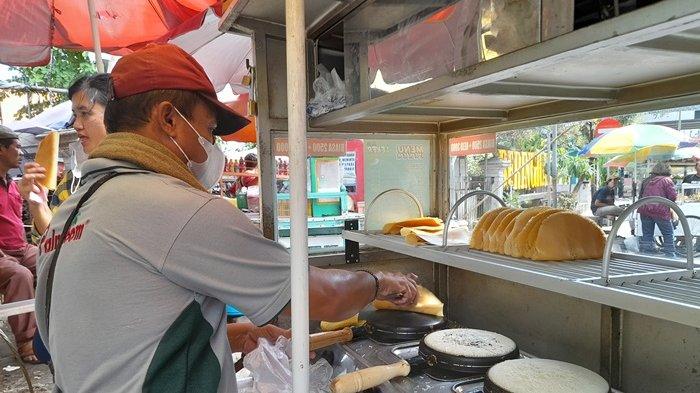 Maryono (54), pemilik Jogja Leker di Selatan Pasar  Beringharjo Yogyakarta, sedang menyiapkan dagangannya, Minggu  (7/8/2022).