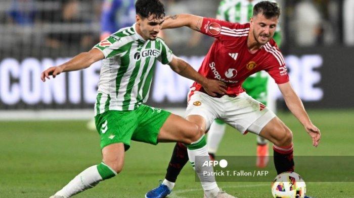 Johnny Cardoso vs Mason Mount antara Manchester United vs Real Betis di Stadion SnapDragon di San Diego, California, pada 31 Juli 2024.