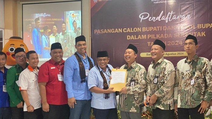 Pasangan bakal calon bupati dan wakil bupati Bantul, Joko Purnomo dan Rony Wijaya Indra Gunawan, mendaftar ke KPU Bantul, Rabu (28/8/2024).