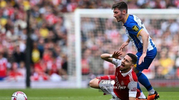 Jorginho vs Billy Gilmour di Liga Inggris antara Arsenal vs Brighton and Hove Albion di Stadion Emirates di London pada 14 Mei 2023.