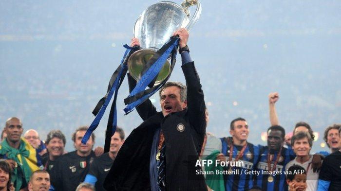Pelatih Inter Milan Jose Mourinho mengangkat trofi setelah memenangkan pertandingan Final Liga Champions antara Bayern Menchen vs Inter Milan di Estadio Santiago Bernabeu pada 22 Mei 2010 di Madrid, Spanyol.
