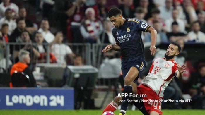 Jude Bellingham vs Noussair Mazraoui di semifinal Liga Champions antara Bayern Munchen vs Real Madrid di Allianz Arena pada tanggal 30 April 2024 di Munich, Jerman.