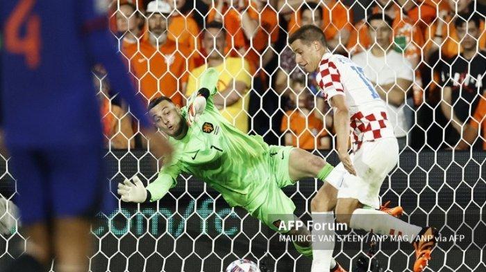 Kiper Belanda Justin Bijlow, Mario Pasalic dari Kroasia selama pertandingan semifinal UEFA Nations League antara Belanda dan Kroasia di Feyenoord Stadion de Kuip pada 14 Juni 2023 di Rotterdam, Belanda. ANP MAURICE VAN STEEN belanda keluar - belgia keluar