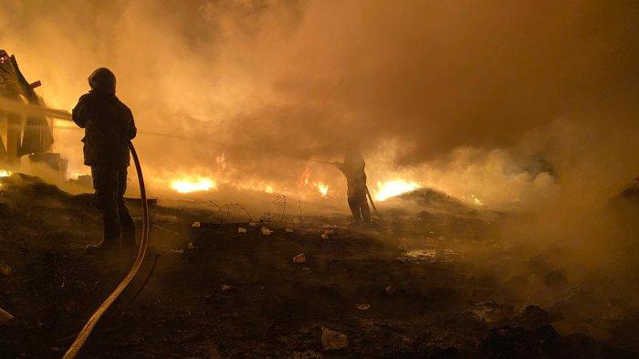 PETUGAS DAMKAR BERAKSI: Petugas Damkar Klaten sedang memadamkan api yang membakar gudang rongsok di Desa Dompyongan, Kecamatan Jogonalan, Kabupaten Klaten, Jawa Tengah, Selasa (20/5/2025).