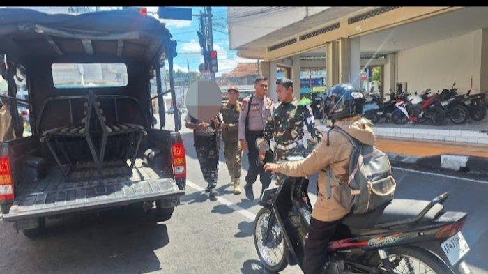 Petugas Tim Gabungan Satpol PP, TNI, Polri, Dissos P3APPKB, dan Badan Kesbangpol saat melaksanakan operasi penertiban PGOT, Selasa (29/4/2025).