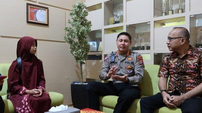 Yubita Hida Aprilia, mahasiswa disabilitas UGM angkatan 2023 yang mendapat bantuan kaki palsu dari Dirlantas Polda DIY, Kombes Pol Alfian Nurrizal, Kamis (24/8/2023)