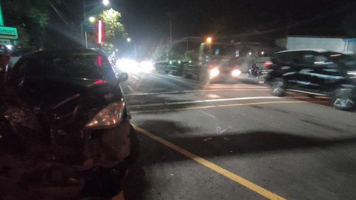 Bus Sugeng Rahayu bertabrakan dengan mobil Daihatsu Xenia di simpang tiga lampu merah Toyan, kalurahan Bendungan, kapanewon Wates, kabupaten Kulon Progo, Daerah Istimewa Yogyakarta. Tampak kondisi ringsek Xenia.