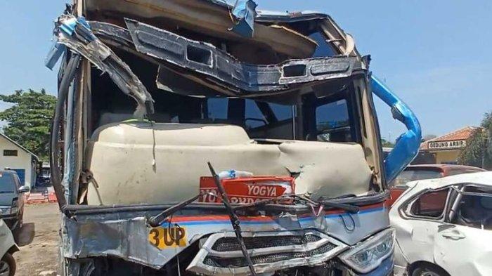 Bus Sugeng Rahayu yang menabrak rumah saat melintas di Jalan Raya Solo-Sragen, Kecamatan Sidoharjo, Kabupaten Sragen, Jawa Tengah (Jateng)