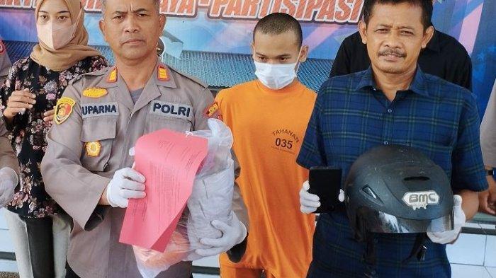 Kapolsek Girimulyo, AKP Suparna menunjukkan barang bukti kasus melarikan anak perempuan di bawah umur, Minggu (08/10/2023). Tampak pelakunya, TBS, di belakang (pakaian oranye).