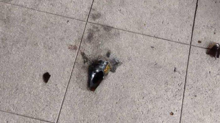 Pecahan botol molotov yang ditemukan di teras Toko Hamzah Batik di Jalan Kaliurang, Kapanewon Ngemplak, Kabupaten Sleman, DI Yogyakarta (DIY) dilempar dua molotov.