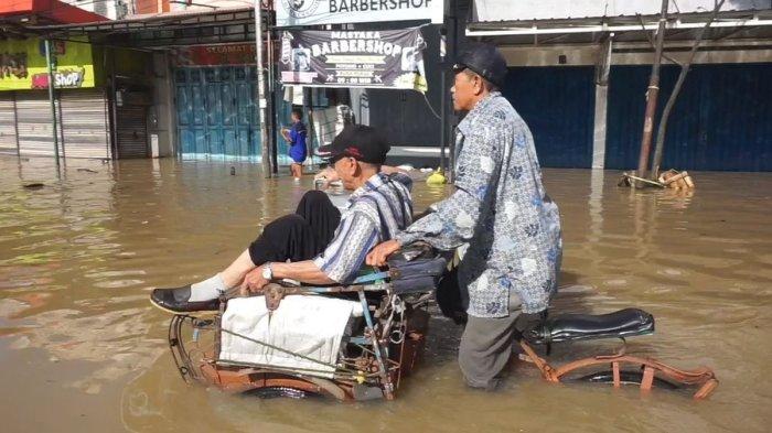 BANJIR BANDUNG: Sejumlah warga terpaksa menggunakan moda transporatsi delman atau perahu untuk beraktivitas di tengah banjir yang melanda wilayah Kecamatan Dayeuhkolot, Kabupaten Bandung, Jawa Barat, Minggu (16/3/2025)