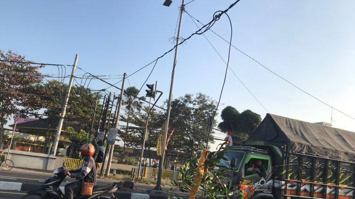 Kabel listrik menjuntai akibat putus di Jalan Jogja - Solo KM 12,5, pada Senin (14/8/2023) pagi