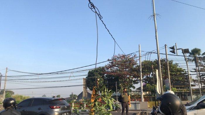 Kabel listrik menjuntai akibat putus di Jalan Jogja - Solo KM 12,5, pada Senin (14/8/2023) pagi
