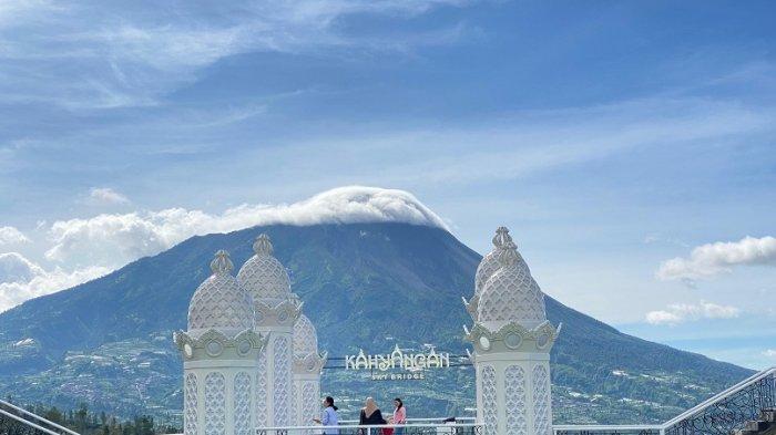 Spot baru Kahyangan Sky Bridge menjadi daya tarik baru wisatawan saat libur Natal dan Tahun Baru