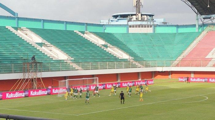Pemain PSS Sleman saat melawan Barito Putera dalam lanjutan Liga 1 2023/2024 di Stadion Maguwoharjo, Sleman, Minggu (26/11/2023).